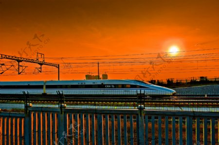 夕阳下的高铁图片