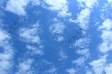 蓝天白云云稀疏图片