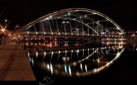 夜里的桥图片