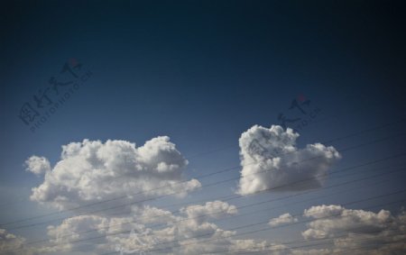 天上漂浮云朵图片
