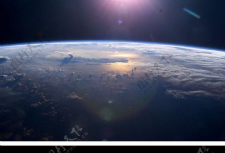 太空站看太平洋上的日落图片