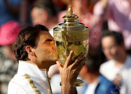 2009年温网夺冠后费德勒亲吻奖杯图片