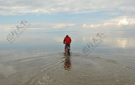 青海湖骑行和湖水图片