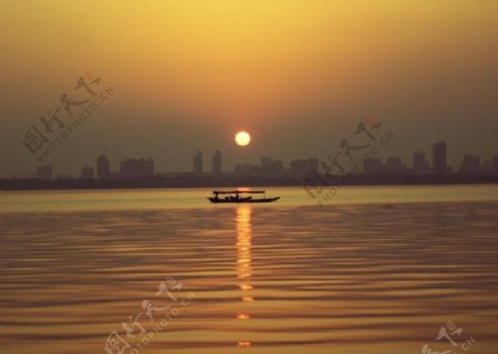 日落都市小船河边江边自然风光风景图片摄影图片