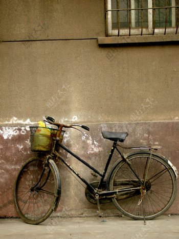 破旧自行车图片