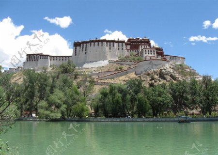 西藏布达拉宫公园湖景图片