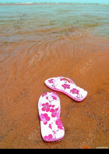 海景和沙滩拖鞋图片