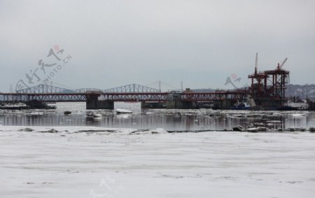 冰雪中的大桥图片