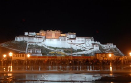 布达拉宫国庆节的夜景图片