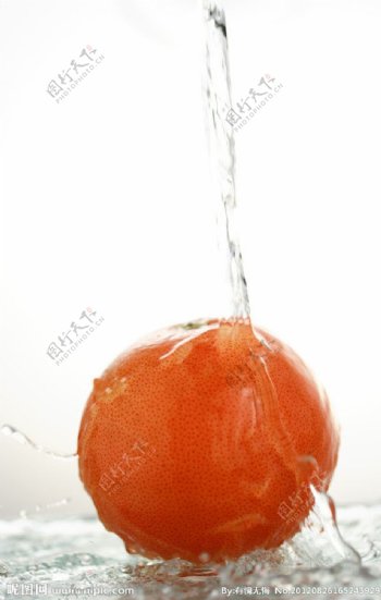 橙子落水瞬间图片