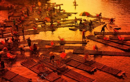 夕照下的漓江竹筏图片