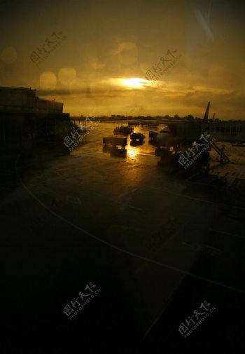 雨后夕阳机场图片