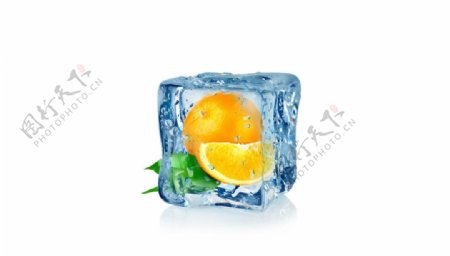 冰块中的橙子水果图片