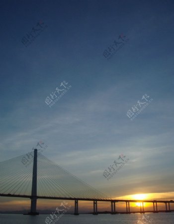 夕阳下的海湾大桥图片