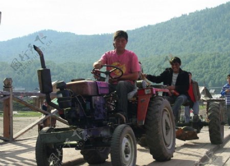拖拉机开进山村图片