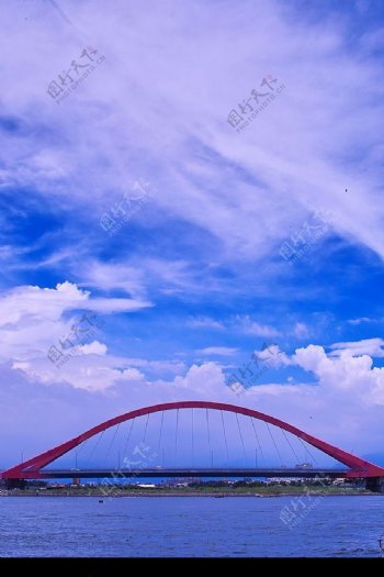 藍天碧海紅拱橋图片