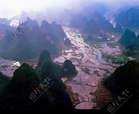 层峦叠嶂的桂林山水图片