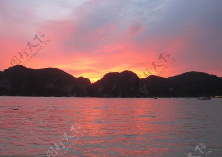 泰国皮皮岛的落日余晖图片