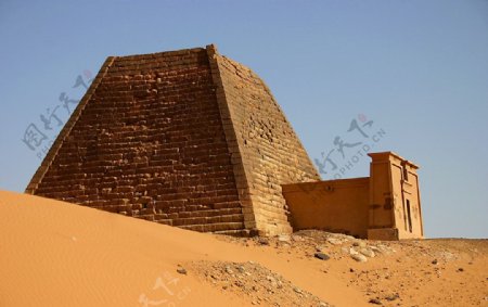 苏丹金字塔侧面图片