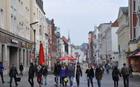Flensburg弗伦斯堡城市街道上的游人图片