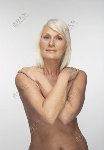 护理美容美体的老年妇女图片