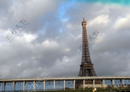 巴黎塞纳河铁桥及埃菲尔铁塔图片