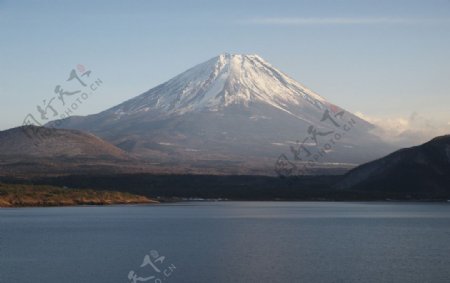 白雪皑皑的日本富士山图片