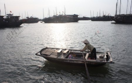 越南河内下龙湾鱼船图片