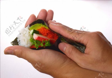 含有蟹柳及蔬菜的日本手卷图片