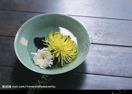 隨意瓷碗和菊花的桌飾图片