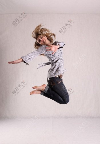 美女跳跃图片