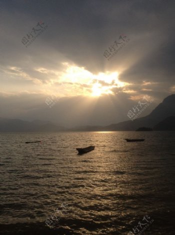 泸沽湖情人摊的夕阳图片
