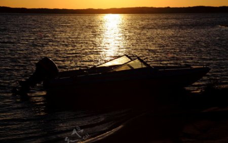 夕阳海子图片
