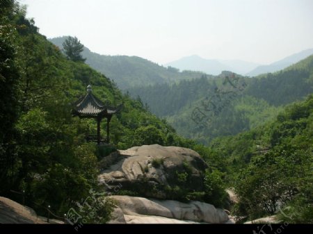 旅游摄影自然风景高山绿树大石凉亭图片