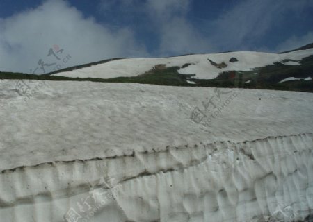 夏日长白山盘山路旁的积雪墙图片