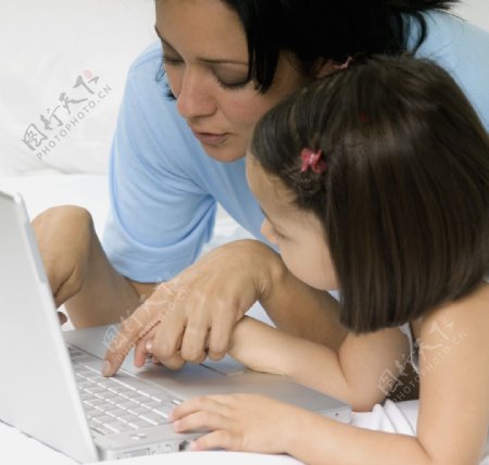 教孩子学电脑的妈妈图片