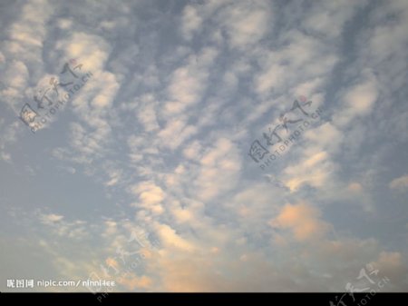 飄雲的藍天图片
