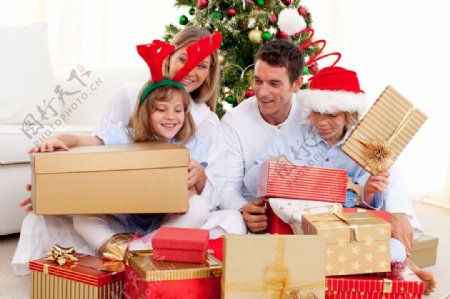 圣诞礼盒堆里幸福快乐一家人图片
