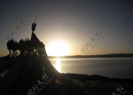 鄂陵湖日出图片