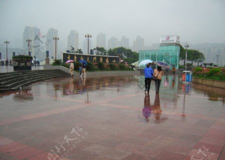 雨中的朝天门广场图片
