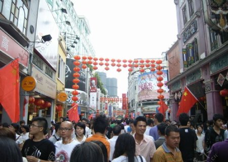拥挤的广州上下九步行街图片