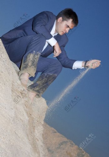 沙堆里的玩沙的商务人物图片