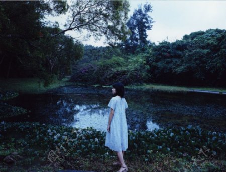 池塘边的少女图片