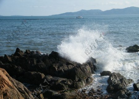 海浪岩石图片