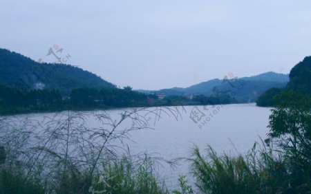 梅江河水碧波荡漾图片