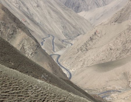 崎岖峻险的新藏公路图片