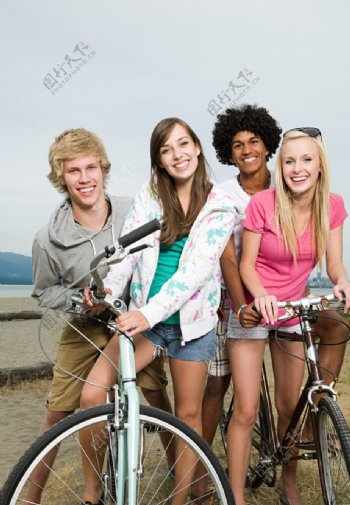 美女帅哥一群人骑自行车郊外游玩国外外国人图片