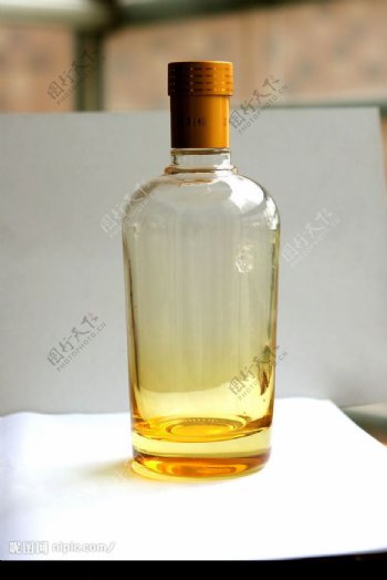 金色酒瓶图片