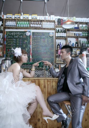婚纱照创意婚纱美女帅男西餐厅酒吧披萨图片