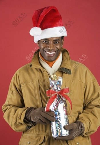 拿着圣诞酒水的男士图片